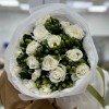 17 белых роз с гиперикумом
